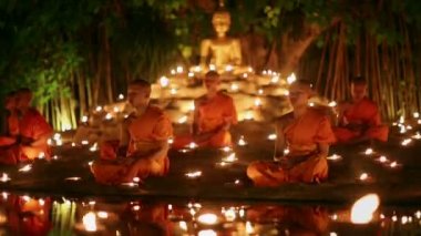 Chiang Mai Tayland - 20 Mayıs: Visakha Bucha günüdür en önemli olaylar Budist gün. Buda için Budist keşiş Işık mumlar. Phan Tao Tapınağı, Chiangmai, Tayland 20,2016 olabilir.