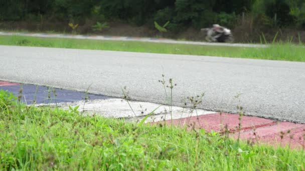 Motocicleta Prática Inclinando Para Canto Rápido Pista — Vídeo de Stock