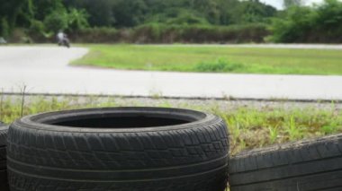 Scooter motosiklet pratik yaslanmış yolda hızlı bir köşeye