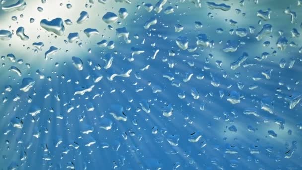 雨滴下来挡风玻璃与蓝蓝的天空为背景 — 图库视频影像