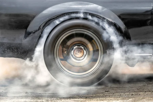 ドラッグレースカーは、レースの準備のためにタイヤからゴムを燃焼 — ストック写真