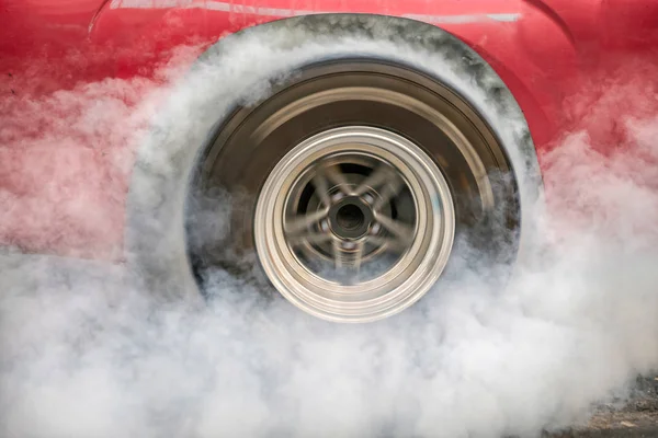 ドラッグレースカーは、レースの準備のためにタイヤからゴムを燃焼 — ストック写真