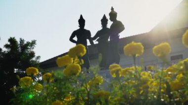 Sanat ve kültür Binası, chiangmai, Tayland işareti ile üç Kings anıt.