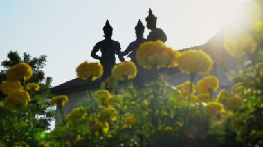 Sanat ve kültür Binası, chiangmai, Tayland işareti ile üç Kings anıt.