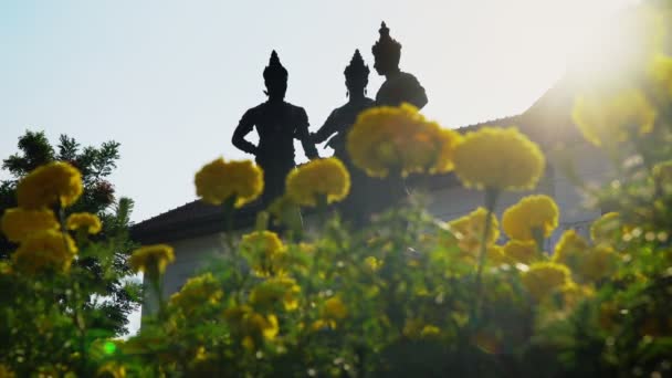 三国王纪念碑与艺术和文化大厦 地标在清迈泰国 — 图库视频影像