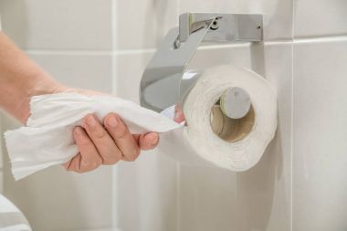 Tuvalet kağıdı kullanan kadın.