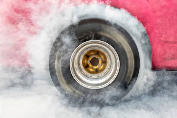 Drag racing bil bränndäck vid start linje — Stockfoto