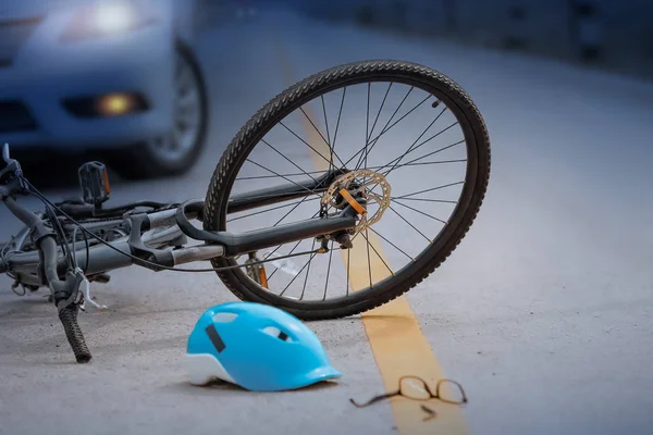 Incidente d'auto con bicicletta su strada, notturno — Foto Stock