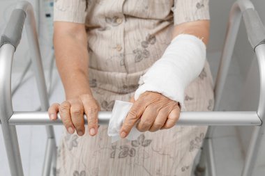 Üst düzey kadın tuvalet walker ile kullanma.