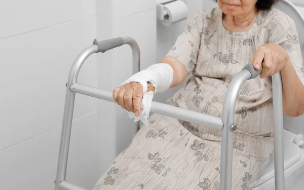 Senior vrouwen gebruik van het toilet met walker. — Stockfoto