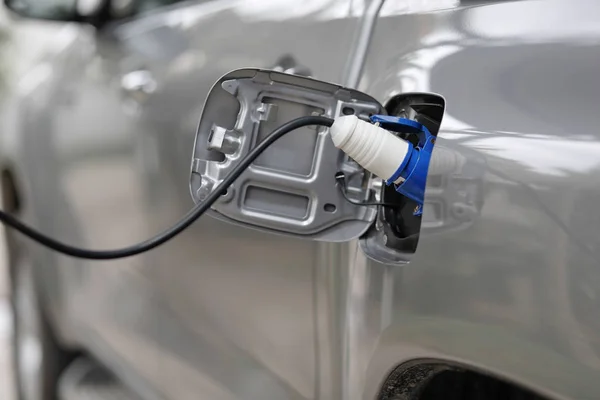 Зарядка электромобиля с подключенным кабелем питания — стоковое фото