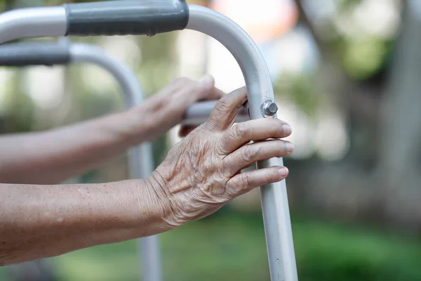 Arka bahçesinde bir walker kullanan yaşlı kadın — Stok fotoğraf