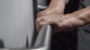 Yaşlı kadın el Küpeşte yürüme destek için üzerinde tutarak