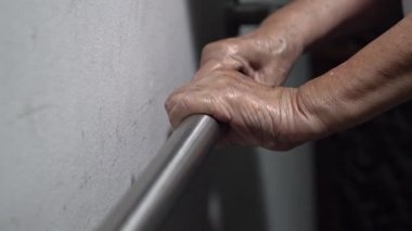 Yaşlı kadın el Küpeşte yürüme destek için üzerinde tutarak
