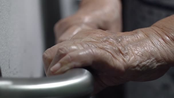Donna Anziana Che Tiene Mano Sul Corrimano Sostenere Camminare — Video Stock