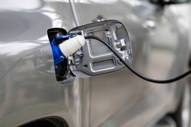 Elektrik kablosu prize takılı bir elektrikli arabayı şarj etmek...