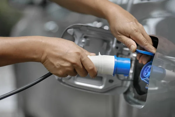 Opladen van een elektrische auto met de stroomkabel aangesloten — Stockfoto