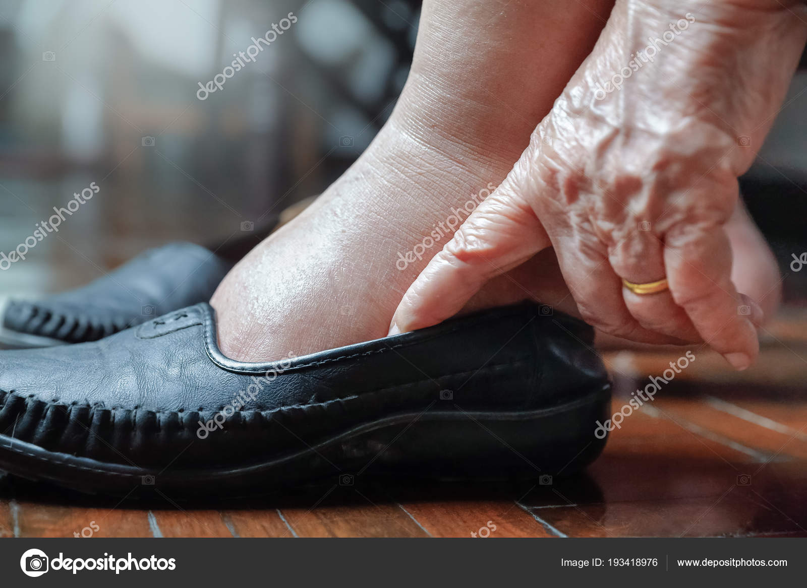 shoes for elderly with swollen feet