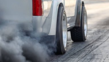 Araç egzoz borusu yolda hava kirliliği