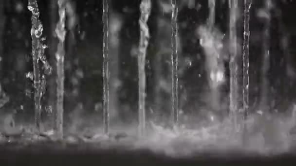 水喷泉在慢动作中飞溅的水滴的关闭 — 图库视频影像