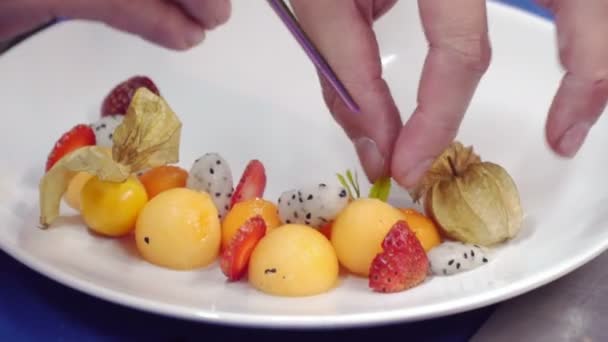 Close Van Chef Kok Plating Salade Pincet Restaurant Keuken — Stockvideo