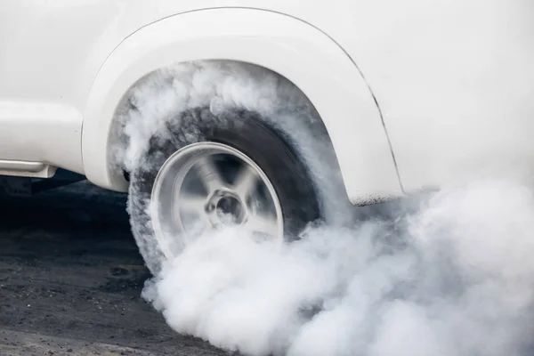Drag racing αυτοκίνητο που καίει καουτσούκ από τα ελαστικά στο πλαίσιο της προετοιμασίας για th — Φωτογραφία Αρχείου