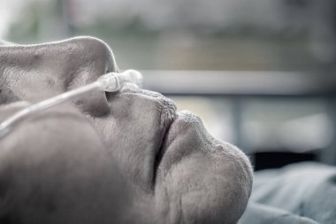 Yaşlı kadın nazal solunum tüpü ile onun breathi ile yardımcı olmak için