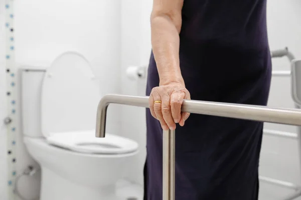 Пожилая Женщина Держит Перилах Туалете — стоковое фото