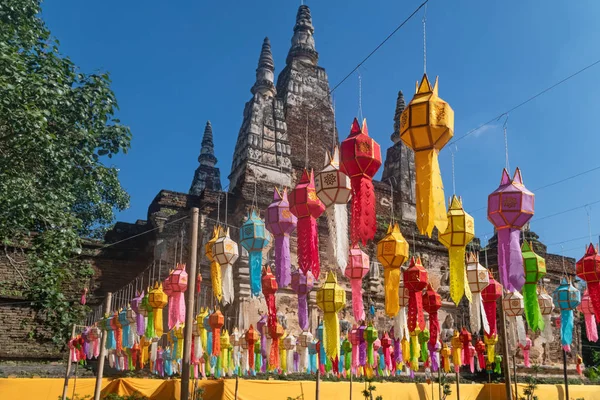 Festival de Yee Peng (Yi Peng) Chiang Mai. Linternas de papel decoradas en el templo de Jed-Yod . —  Fotos de Stock