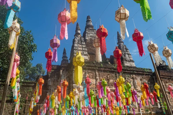 Yee Peng Festival (Yi Peng) Chiang Mai. Lanterne di carta decorate nel tempio di Jed-Yod. — Foto Stock