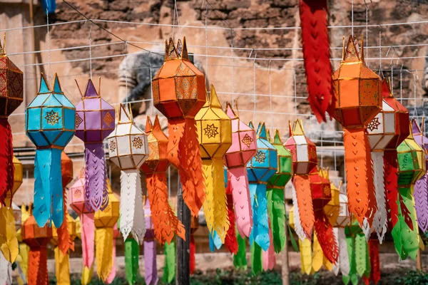 Festival de Yee Peng (Yi Peng) Chiang Mai. Linternas de papel decoradas en el templo de Jed-Yod . —  Fotos de Stock