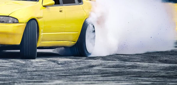 Renndrift Auto brennt Reifen auf Speed-Strecke — Stockfoto