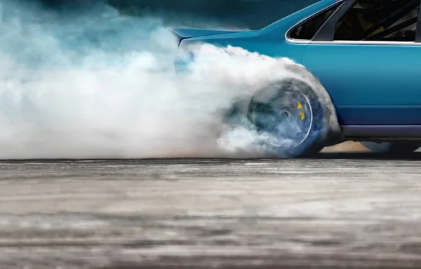 Yarış arabası hız yolunda lastik yakıyor. — Stok fotoğraf