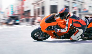 Motosiklet şehir merkezinde hızlı bir viraja giriyor.