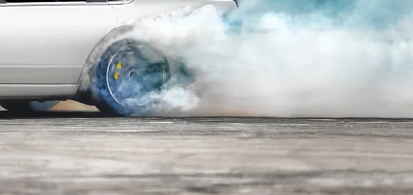 Závod drift auto hořící pneumatiky na rychlostní stopě — Stock fotografie