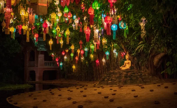 イ・鵬・フェスティバル(イ・鵬)チェンマイ。チェンマイのパンタオ寺院に飾られた紙の提灯. — ストック写真