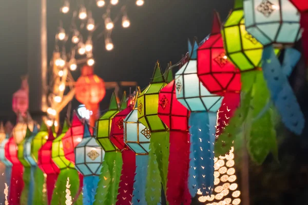 Yee Peng Festival (Yi Peng) Chiang Mai. Lanternes en papier décorées sur la route Tha-Phae, Chiang Mai . — Photo