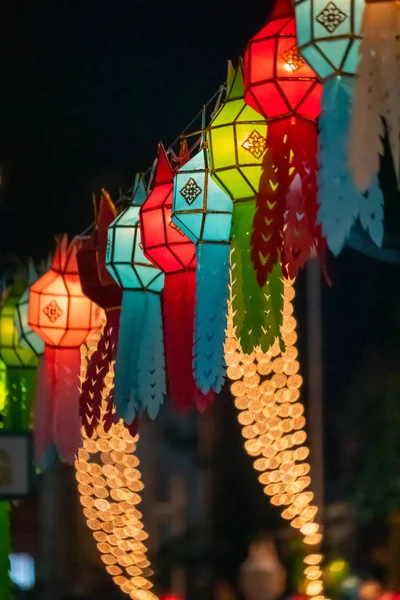 Yee Peng Festivali (Yi Peng) Chiang Mai. Tha-Phae yolunda dekore edilmiş kağıt fenerler, Chiang Mai. — Stok fotoğraf