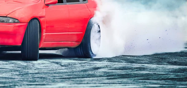 Carrera deriva coche quema neumáticos en pista de velocidad — Foto de Stock