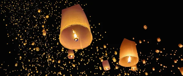 Туристические плавающие небесные фонари на фестивале Loy Krathong, Чианг — стоковое фото