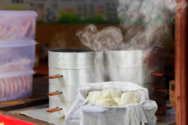 Dali pazarında Çin çöreği ya da baozi dolması, Yunnan Chi