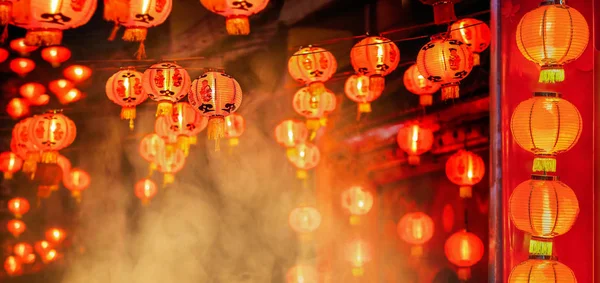 农历新年灯笼在唐人街, 鞭炮庆祝 — 图库照片