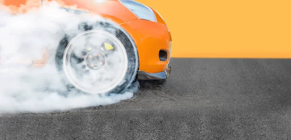 Corrida deriva carro queimando pneus na pista de velocidade — Fotografia de Stock