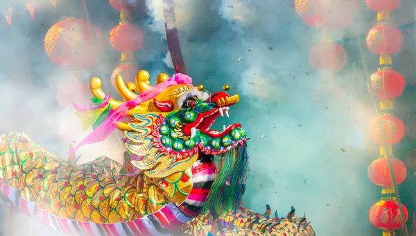 Chiński Nowy Rok uroczystości dookoła świata, smok z petardami — Zdjęcie stockowe
