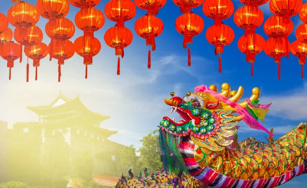 Celebraciones del Año Nuevo Chino en todo el mundo, Dragón con lan —  Fotos de Stock