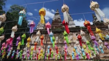Yee Peng Festivali (Yi Peng) Chiang Mai. Jed-Yod tapınağında dekore edilmiş kağıt fenerler.