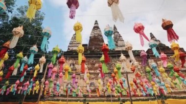 Yee Peng Festivali (Yi Peng) Chiang Mai. Jed-Yod tapınağında dekore edilmiş kağıt fenerler.