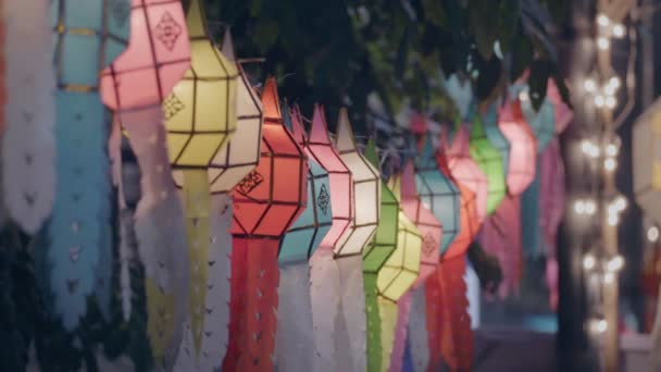 フェスティバル チェンマイ Tha Phai Roaに飾られた提灯 — ストック動画
