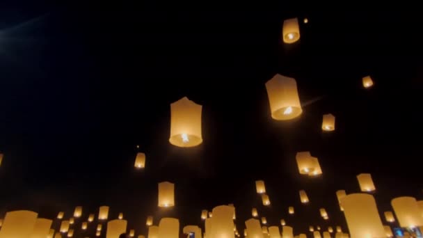 Lanternas Céu Flutuante Turísticas Yee Peng Festival Loy Krathong Chiang — Vídeo de Stock