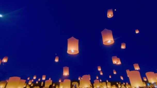 Blå Skärm Turistiga Flytande Himmel Lyktor Yee Peng Festival Loy — Stockvideo